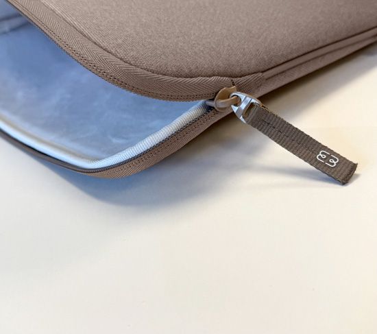 Sleeve para MacBook Pro & Air 13" (USB-C) - Castanho suave - Image 3